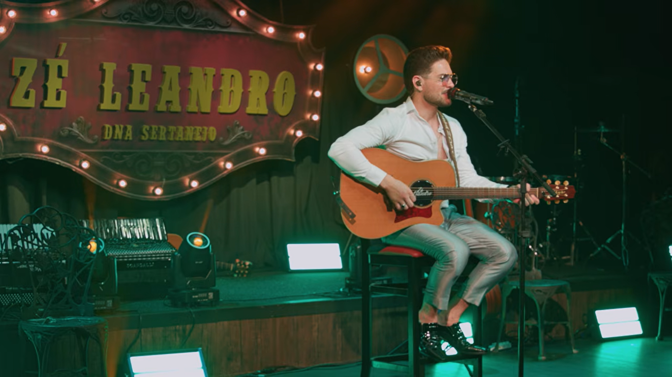 Zé Leandro cantando no palco — cantor sertanejo de Lagoa dos Gatos, Pernambuco